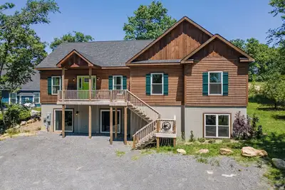 Image de Rustic Retreat: Lake Area, Ski Area, Fireplace, Hot Tub, A/C!