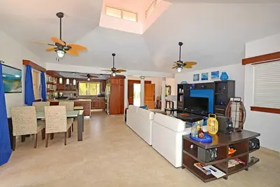 3bd villa with private pool, steps from Escondido Bay