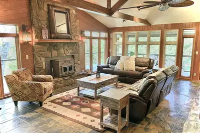 Image de Secluded Waterfront Lakehouse! - Gourmet kitchen, private swim dock, fire pit!
