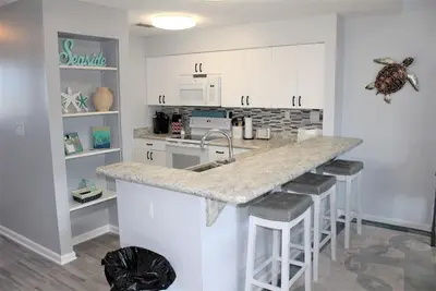 Image de Bv225 - Remarkably Redone Canal-Front Condo