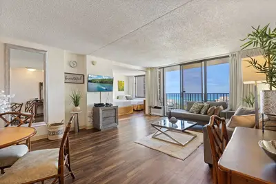 Image de Beautifully Renovated 32nd Floor Deluxe Ocean View Waikiki Condo by Koko Resort Vacation Rentals