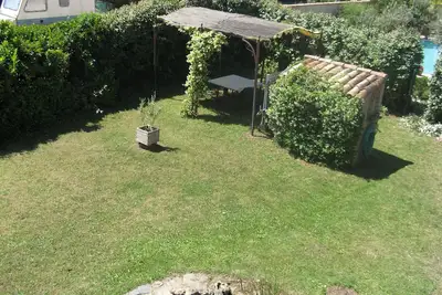 Image de Haut de villa avec terrasse, jardin et terrain de boules
