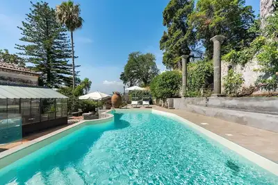 Villa Aristocratique avec Piscine Privée et Jardin Luxuriant