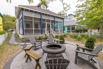 Image de Newly Remodeled Rental, short walk to the beach