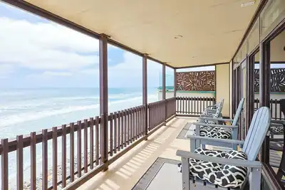 Image de You Can't Get Any Closer to the Ocean! Gorgeous 2br 2ba Oceanfront!