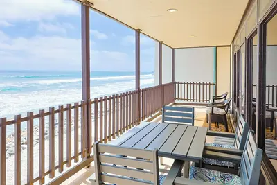 Image de You Can't Get Any Closer to the Ocean Than This! Gorgeous 2br 2ba Oceanfront!