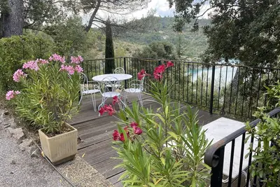 Image de Cabanon de Naïs T2 avec terrasse et accès privatif au lac d'Esparron de Verdon
