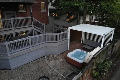 Image de 3br/1. 5ba Home w/ Relaxing Hot Tub in Popular Area