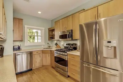 Image de Excellent location and view of the harbor, model unit.