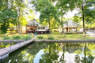 Image de Renovated Lakeside Home, Close to all the Best Lake Attractions, by Boat & Land!