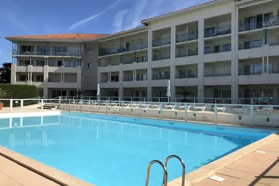 Image de 4 personnes 2 pièces, terrasse, rénové piscine golf mer surf - D