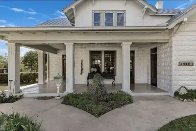 Image de Ultra high-end home, 2 blocks to Main St sleeps 10 private hot tub