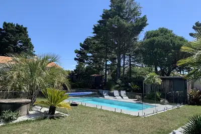 Image de Maison familiale proche mer - piscine chauffée filet trampoline jardin exotique.