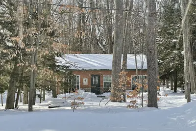 Image de Cozy and very nice cabin with water view and water/snowmobile access!