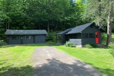 Image de Owl’s Landing Cottage is located high up in the foothills of the Sentential Mountain Range in scenic Keene Ny, \"Heart of the High Peaks. \"