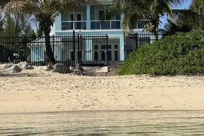 Image de Blue Birds Beach House, right on the beach with a large backyard & heated pool.