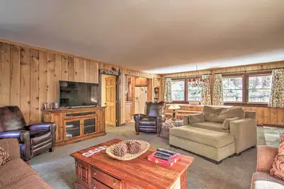 Image de Inviting Lake Tahoe Escape w/ Yard & Fireplace!
