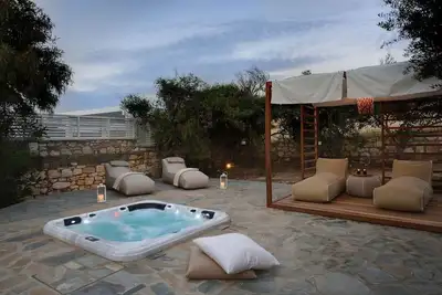 Image de Platinum Paros Villa | 3 Bedrooms | Private Jacuzzi & Tranquil Outdoor Space | Ambelas