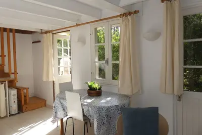 Image de Studio indépendant 3 personnes -site exceptionnel - piscine