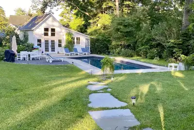 Image de Stylish home + Pool House walk to town/jitney/park