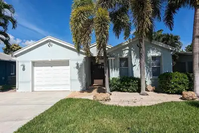 Image de Fully Equipped 3/3 w/ hot tub 1 Mile To Beach