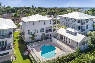 Image de Casa Bella Vita | Luxury Home w/ Heated Pool, Ping Pong Table, & Walking Distance to Crescent Beach!