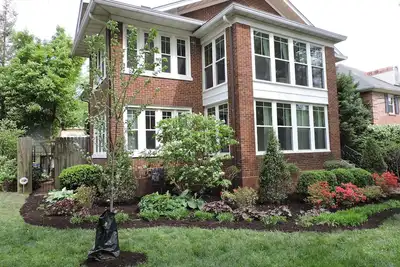 Image de Bright, Parkside condo with pool