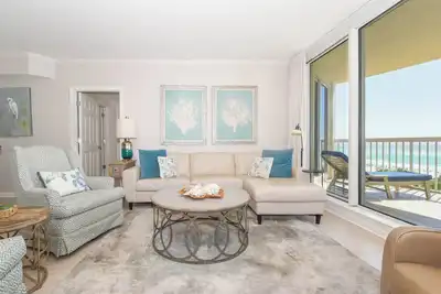 Image de Populaire 3 Bdrm Resort Condo, grande plage Vues et beaux ameublement!