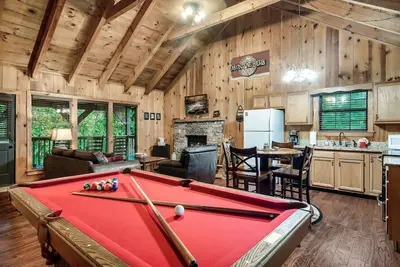 Image de Pool Table Hottub Fireplace Pigeon Forge 8 miles