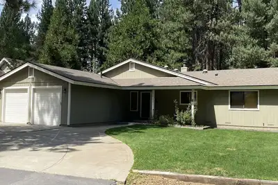 Image de Summer Booking: Large 4 bedroom private home, private lot. New, expanded deck