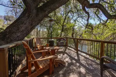 Image de Walk to Gruene Private access to Guadalupe River Cascading Decks in the trees