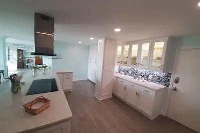 Image de Newly renovated 2400 sq. ft (5th floor) condo w/ gulf views and 70 ft balcony