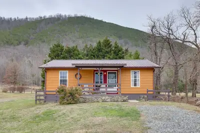Image de River Access & Hot Tub: Cozy Hot Springs Cabin