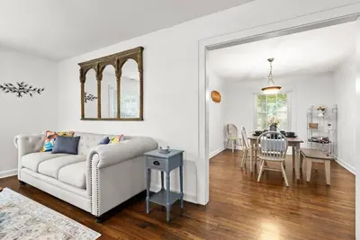 Image de Magnolia on Main · Charming Farmhouse on Main St! Wifi + Dogs Ok