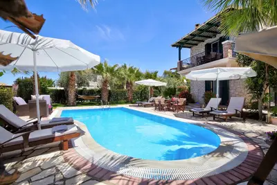 Gorgeous Villa Evelyn ideal for famylis  close to Kathisma and Mylos beach