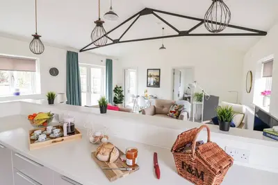 Image de Oak Cottage - Modern, Cosy Two Bed with Countryside Views and River Access