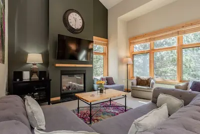 Image de Inviting, Ski Townhome with Mountain Views and Hot Tub Access