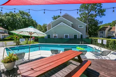 Image de Community Pool! 12 Minutes to Beach & Downtown Charleston. Comfortable Family-Friendly Townhome.