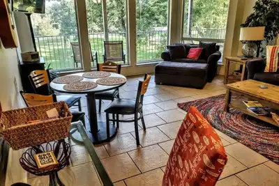 Image de Off the Hook Americana Get Away/On The Guadalupe river/pet friendly