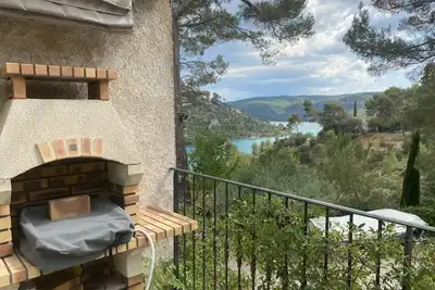 Image de Le Garriga d'Hugo sa terrasse et son accès privé au lac d'Esparron de Verdon