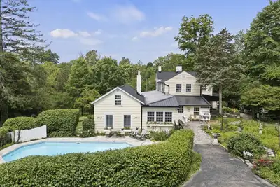 Image de Farmhouse, Gardens, Pool, Fishing Pond, Pergolas