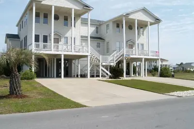 Image de 4 Bd/3+ Ba West side duplex: Gated community; quiet, exclusive, relaxing, family