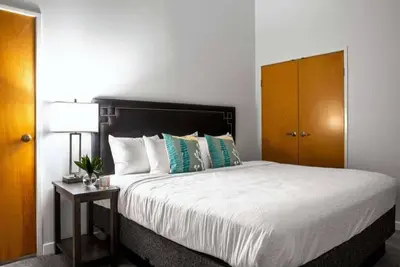 Image de Modern CozySuites The Block Close to everything