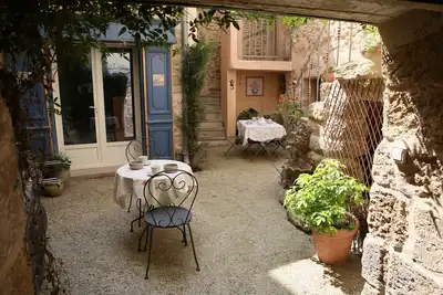 Image de Maison de ville au calme avec une adorable cour.