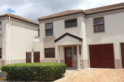 Semi-detached Town House with 3 bedrooms, 2. 5 bathrooms, lounge and patio