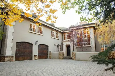 Image de Luxury Warm Springs Riverfront Home | Walk to the Lift!