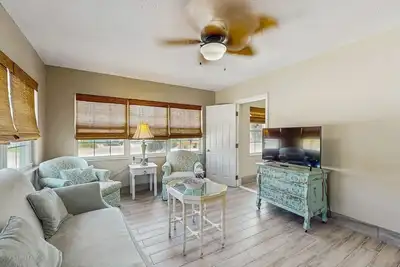 Image de Inviting Coastal Getaway w/ Easy Beach Access, Full Kitchen