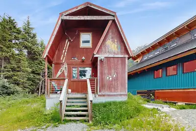 Image de Adorable cottage with spiral stairs - near skiing, hiking & airport