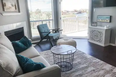 Image de Water View! Pool! Hot Tub! Sauna! Gym! Walk To Beach! Pet Friendly!