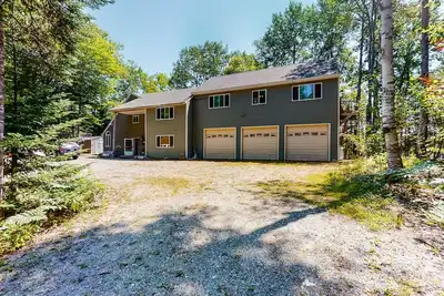 Image de Large lakefront home great for multiple groups - dogs welcome